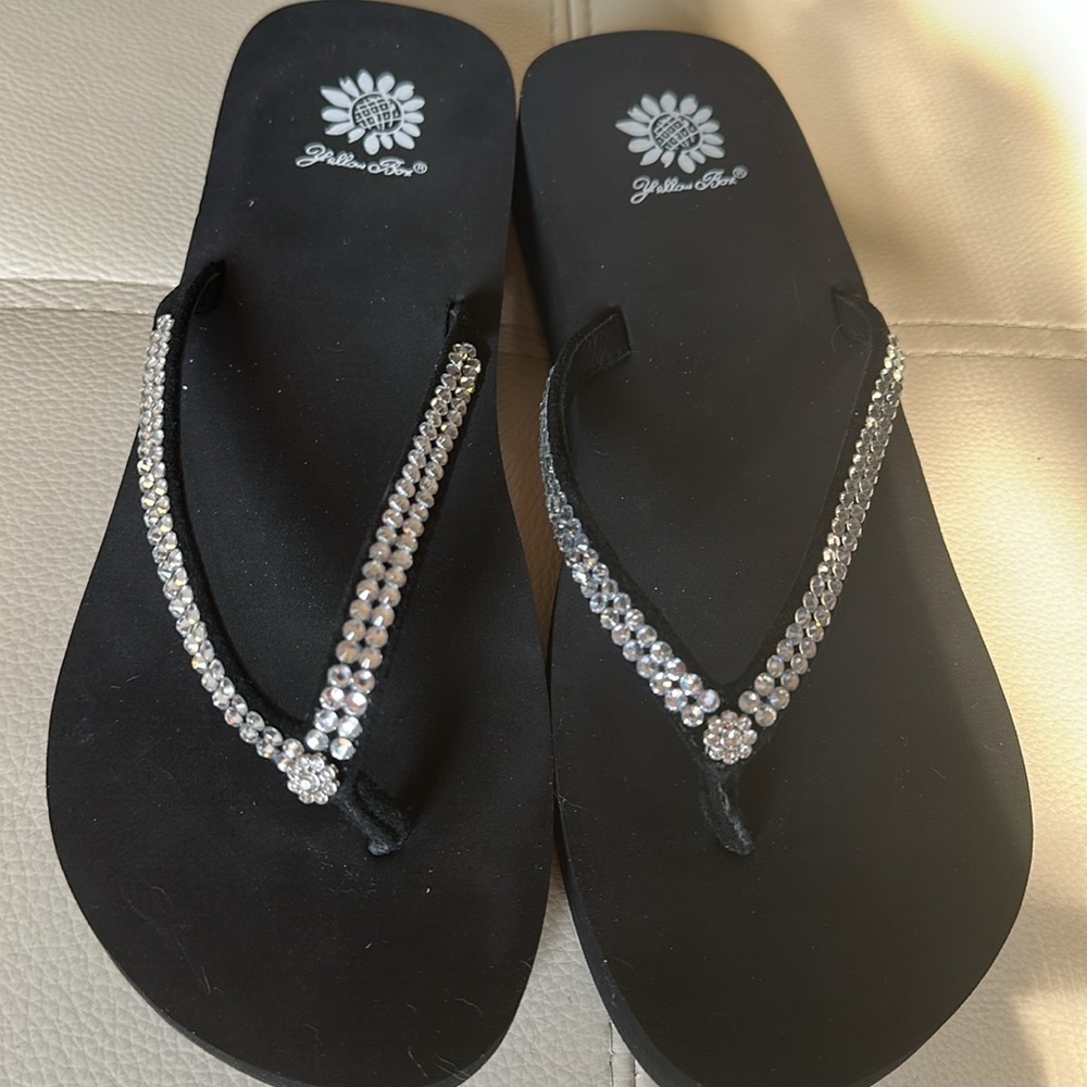 Hard to find Yellow Box Elegant Rhinestone Flip Flops – Women’s Size 8 1/2 - Picture 4 of 4